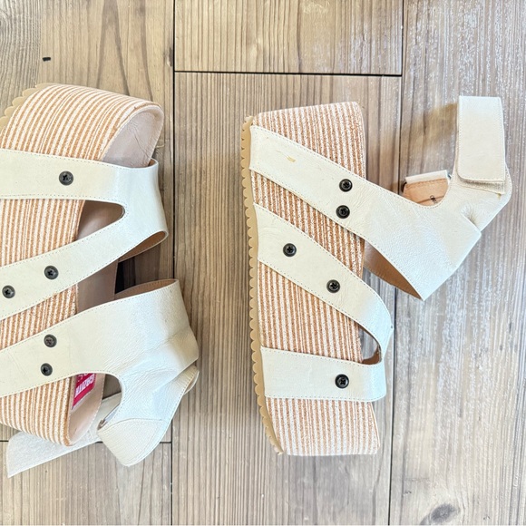 White Platform Sandals for Women - Picture 4 of 6